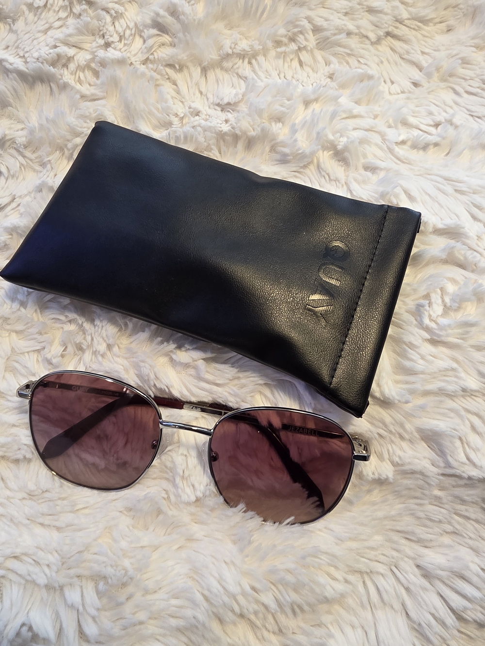 QUAY WOMANS Sunglasses Pouch with Pink-Tinted Lenses